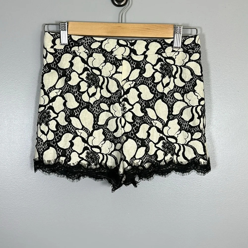Caramela Floral Short Sleeve Top And Shorts Set with Lace Trim Small/Medium - Picture 3 of 11